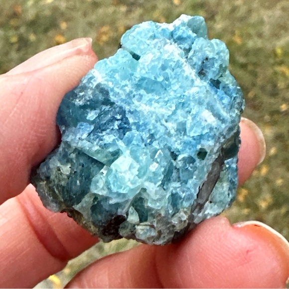 106cts/Vietnam Natural Unheat Blue Aquamarine Rough Crystal - Picture 4 of 17